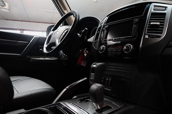 Mitsubishi Pajero 30 of 30