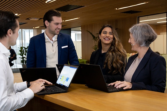 Fire kolleger i møte