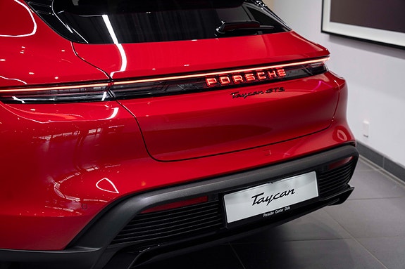 Porsche Taycan Sport Turismo 4 of 5
