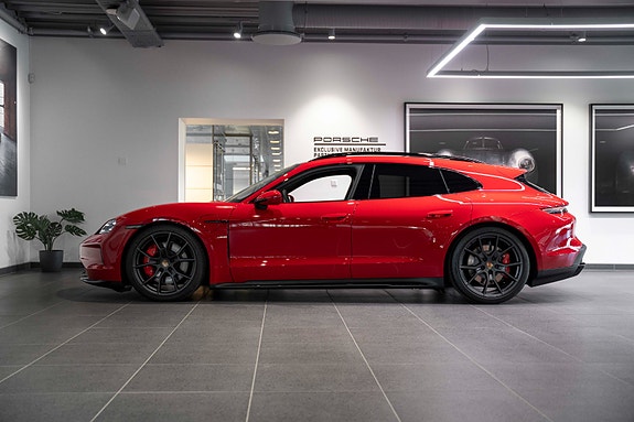 Porsche Taycan Sport Turismo 2 of 5