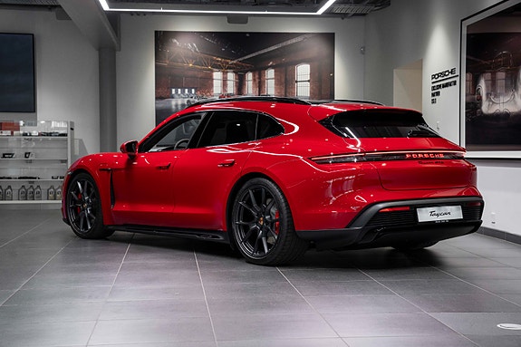 Porsche Taycan Sport Turismo 3 of 5