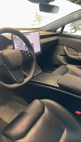 Tesla Model S 4 of 8