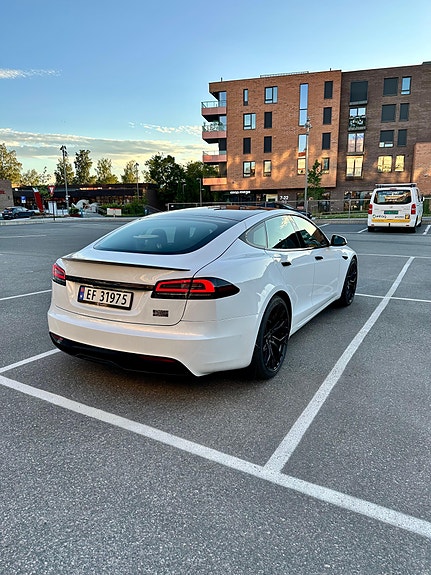 Tesla Model S 3 of 8