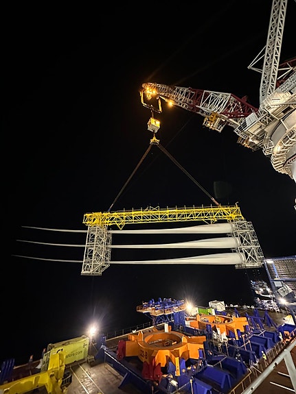Lifting of bladerack, offshore wind farm installation