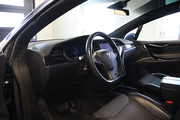 Tesla Model X 13 of 30