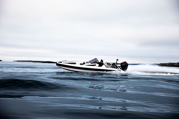 Iron 907 White/Black m/Mercury V425 HK V10