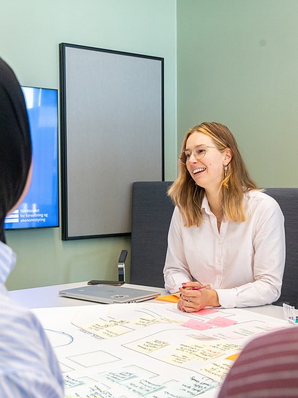 En ansatt som snakker i et arbeidsmøte