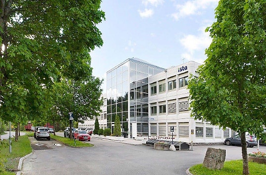 Hyggelige kontorer på Trollåsen, med bussforbindelse rett på utsiden og Kolbotn som nærmeste togstasjon. Godt med parkering, og lademuligheter.