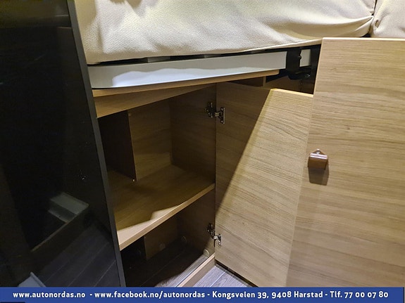  Skap med hyller under ene sengen