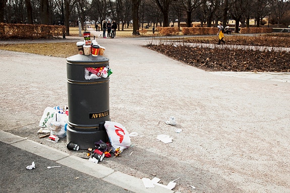 FORSØPLING: Utvidet produsentansvar for kommunenes opprydningsarbeid av enkelte engangsprodukter med plast. FOTO: iStock / Ekely