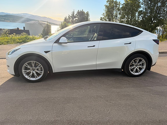 Tesla Model Y 3 of 5
