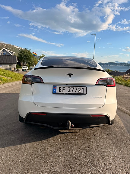 Tesla Model Y 4 of 5