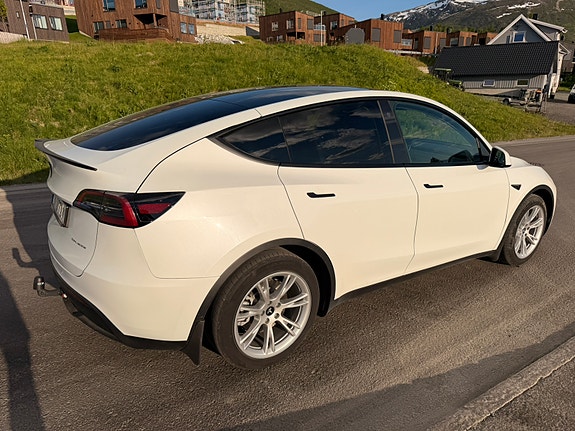 Tesla Model Y 5 of 5