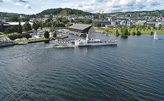 Avgang fra Gjøvik med Skibladnerhuset i bakgrunn