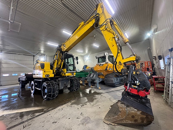 Komatsu PW148-11 med tilt skuffe og henger