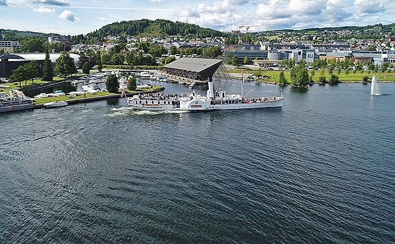 Avgang fra Gjøvik med Skibladnerhuset i bakgrunn