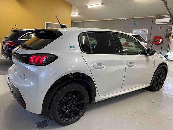 Peugeot 208 4 of 5