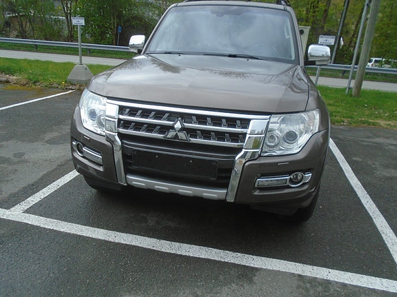 Mitsubishi Pajero 2 of 5