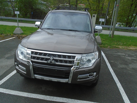 Mitsubishi Pajero 3 of 5