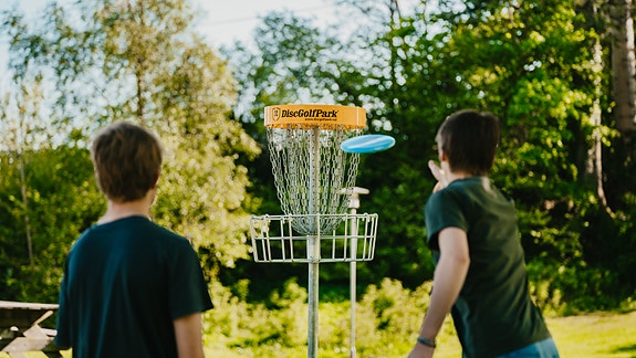 Vi har nettopp laget ny frisbeegolfbane