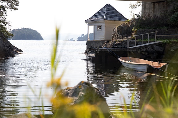 Skolen ligger vakkert til ved sjøen og har lang strandlinje