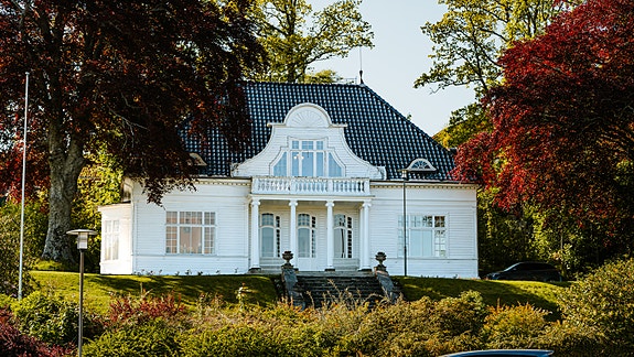 Den vakre villaen er 120 år gammel og inneholder flygelsal, klasserom, bibliotek, kafé i kjelleren og enda mer