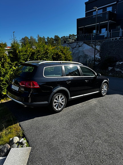 Volkswagen Passat Alltrack 2 of 11
