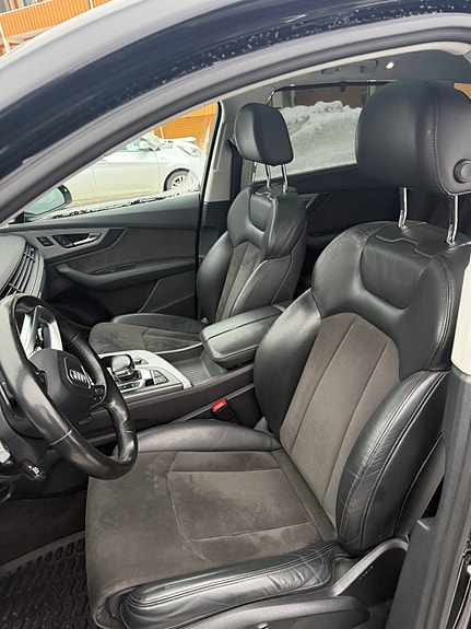 Audi Q7 9 of 17