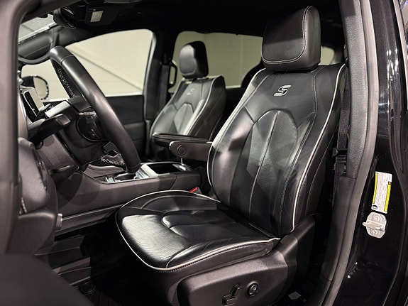 Chrysler Pacifica 13 of 30