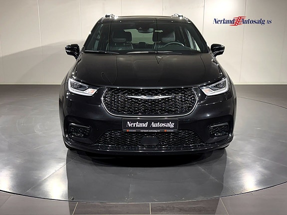 Chrysler Pacifica 12 of 30
