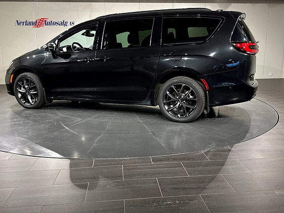 Chrysler Pacifica 4 of 5