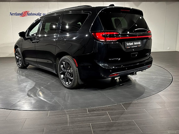 Chrysler Pacifica 5 of 5