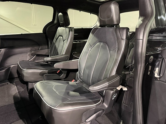 Chrysler Pacifica 14 of 30