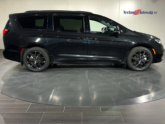 Chrysler Pacifica 9 of 30