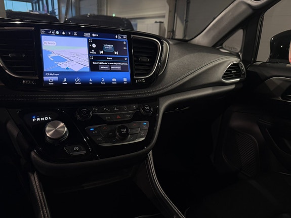 Chrysler Pacifica 27 of 30
