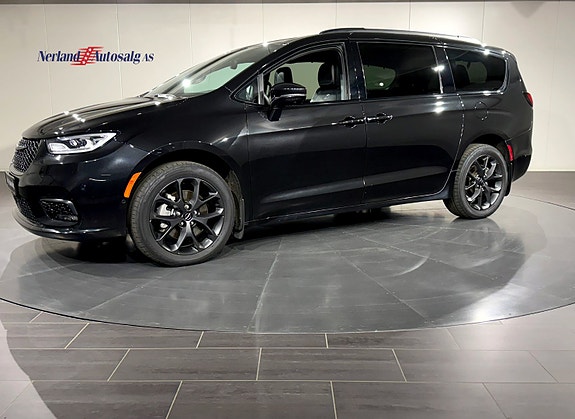 Chrysler Pacifica 2 of 5