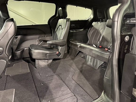 Chrysler Pacifica 16 of 30