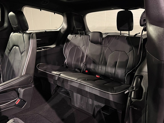 Chrysler Pacifica 15 of 30