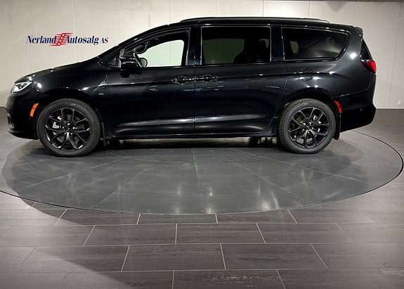 Chrysler Pacifica 3 of 5