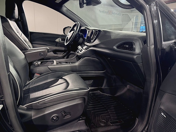 Chrysler Pacifica 21 of 30