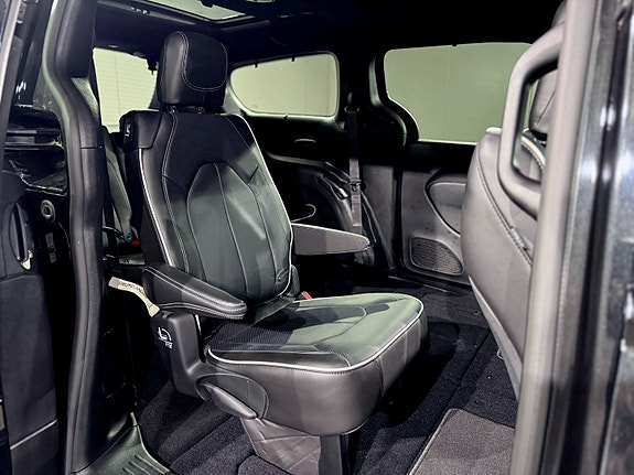 Chrysler Pacifica 19 of 30