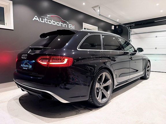 Audi RS4 2 of 5