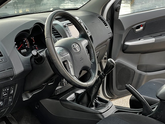Toyota HiLux 24 of 30