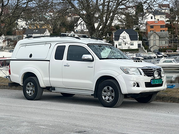 Toyota HiLux 2 of 30