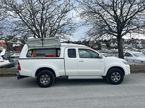 Toyota HiLux 3 of 30