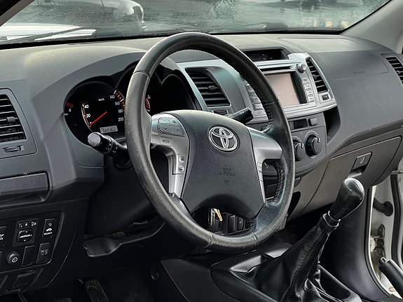 Toyota HiLux 7 of 30