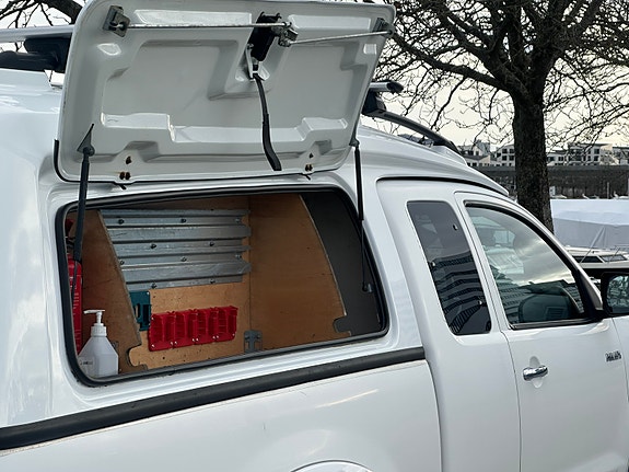 Toyota HiLux 28 of 30