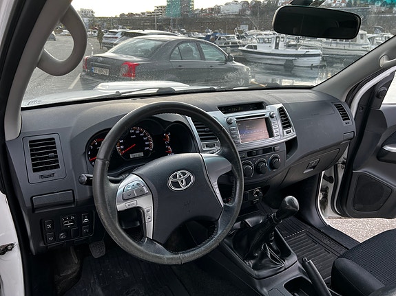 Toyota HiLux 23 of 30