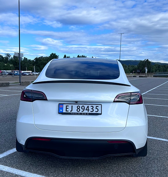 Tesla Model Y 5 of 6