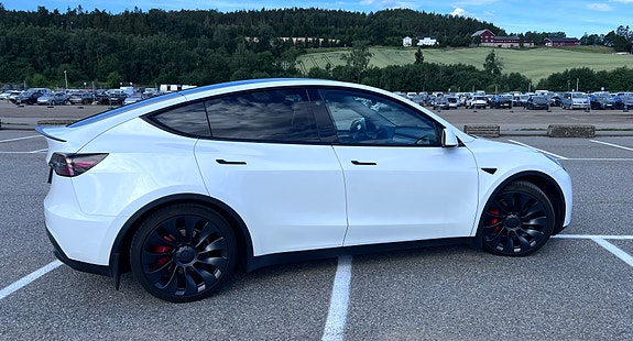 Tesla Model Y 3 of 6